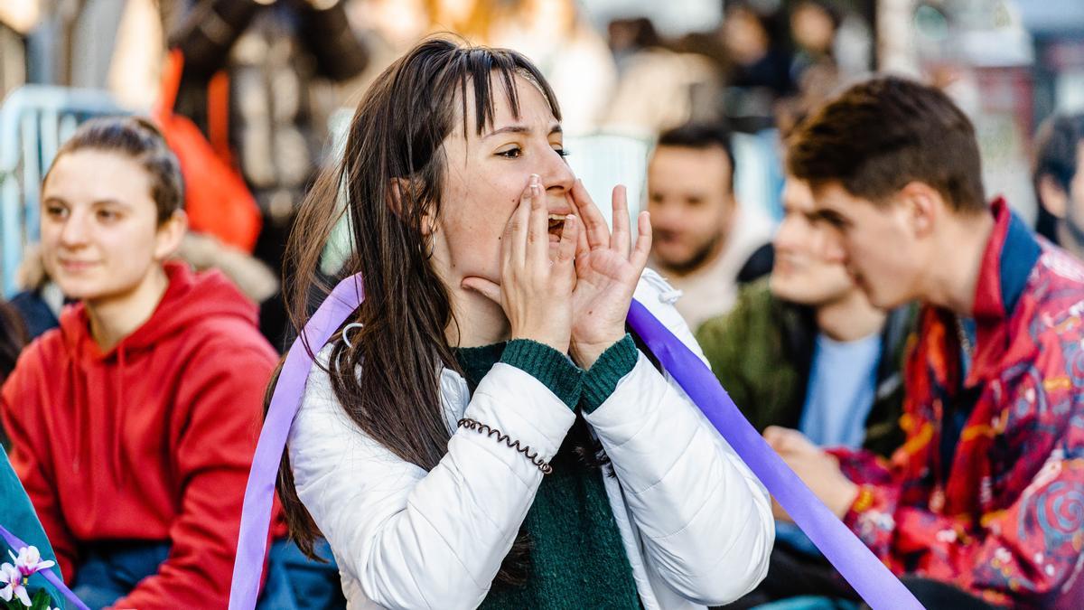 Una joven grita durante una manifestación.