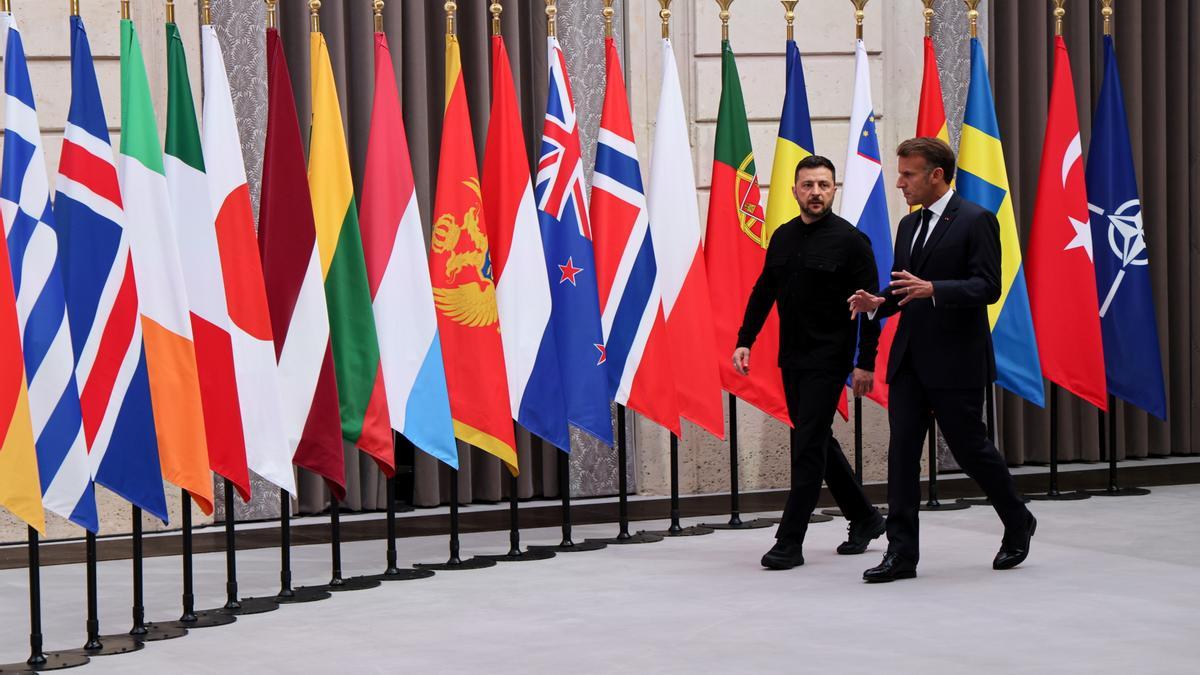 El presidente de Francia, Emmanuel Macron, y el presidente de Ucrania, Volodymyr Zelenski, llegan para presidir la Cumbre de la Coalición de la Voluntad.