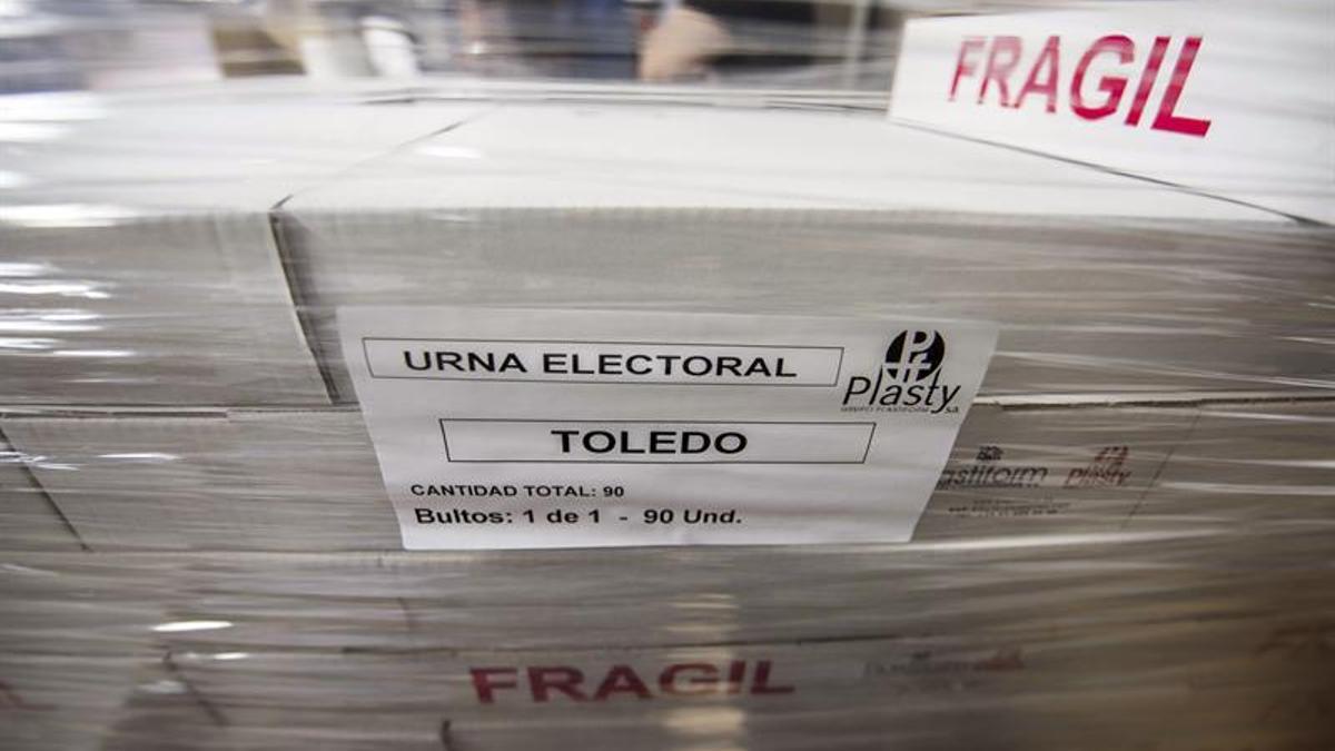 Una urna precintada en el Almacén Central Logístico de Toledo.