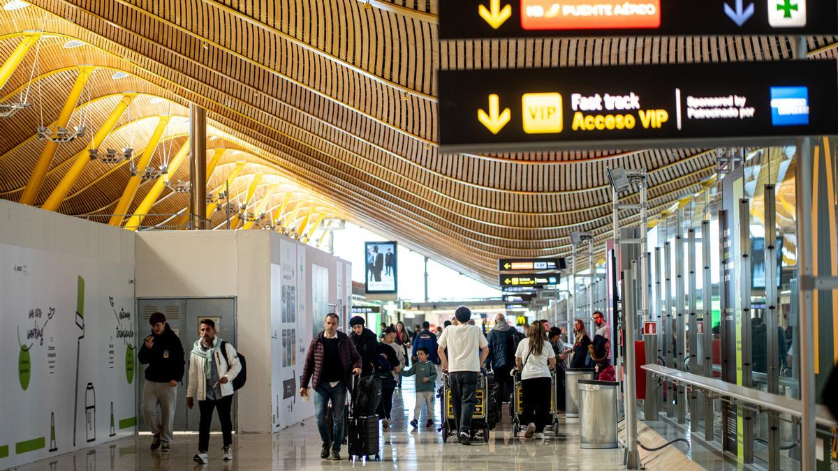 Viajeros en el Aeropuerto Adolfo Suárez Madrid-Barajas en Madrid (España).