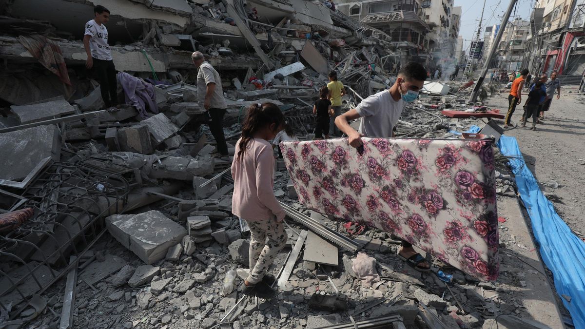 Habitantes de Gaza inspeccionan los restos de una vivienda destruida por Israel en uno de los ataques señalados como “genocidio”.