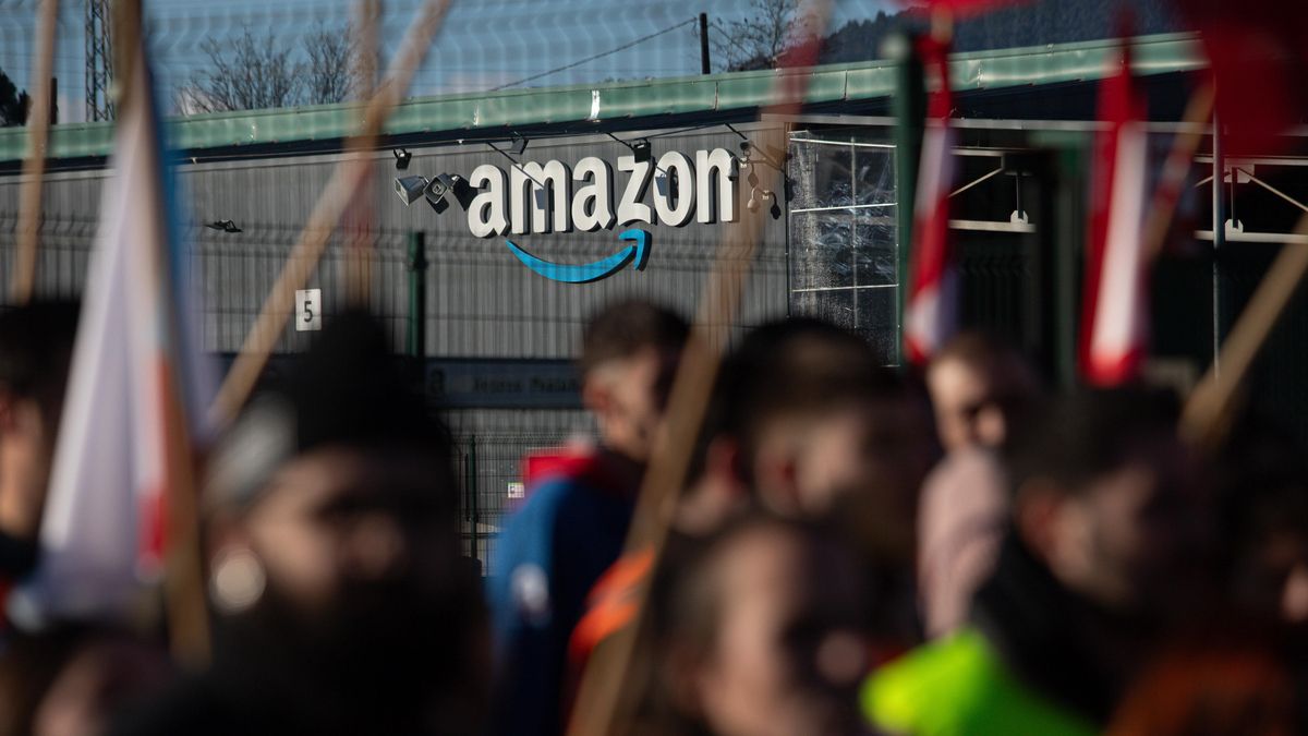 Trabajadores de la planta de Amazon protestando por sus condiciones laborales en O Porriño, Pontevedra, Galicia (España).