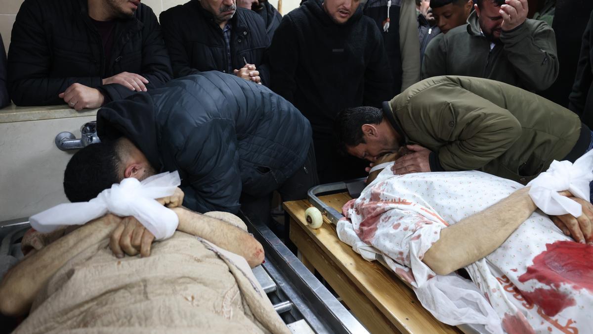 Familiares reaccionan en el Hospital Rafedya de Nablus, Cisjordania, el pasado lunes.
