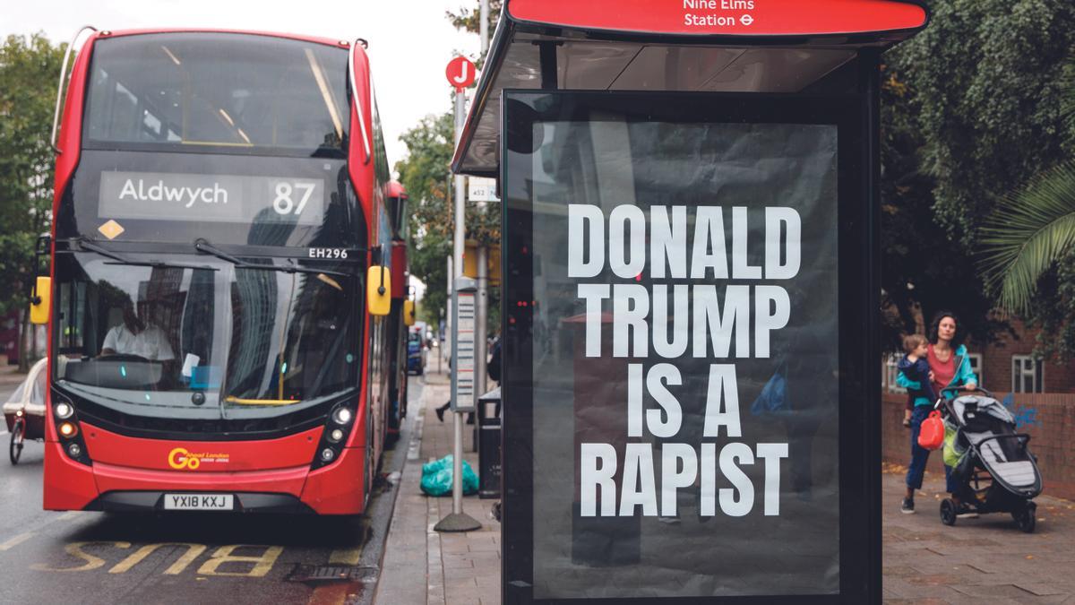 Parada de bus en Londres con un cartel, “Trump es un violador”, contra su visita de Estado al Reino Unido el pasado mes de septiembre.