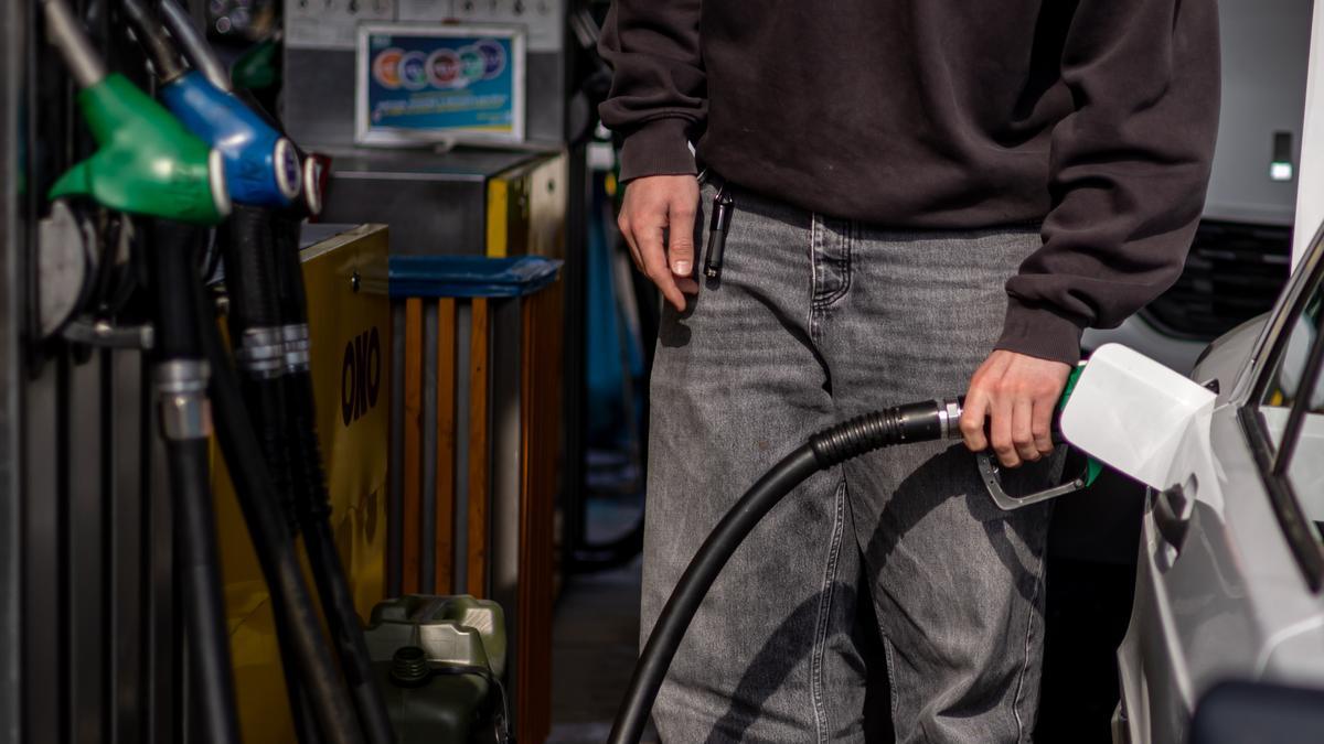 Un hombre reposta combustible en una gasolinera de Chlumec, República Checa.