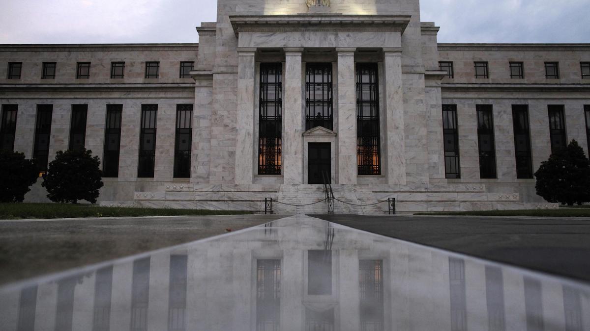 Archivo - La entrada del edificio de la Reserva Federal de Estados Unidos reflejada en mármol húmedo en una mañana en Washington, jul 31 2013. La Reserva Federal de Estados Unidos iniciaría el miércoles su larga salida de una política monetaria ultra flex