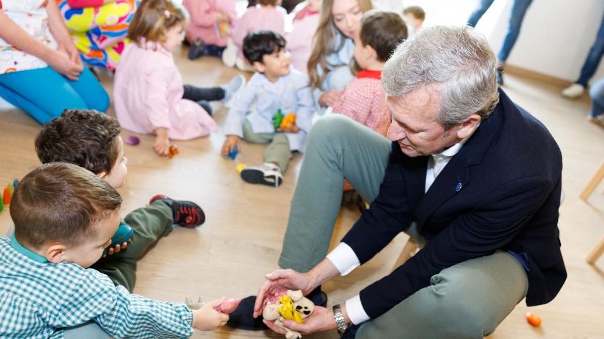 El presidente de la Xunta y la conselleira de Política Social, visitando una escuela infantil en Ponteareas el pasado mayo.