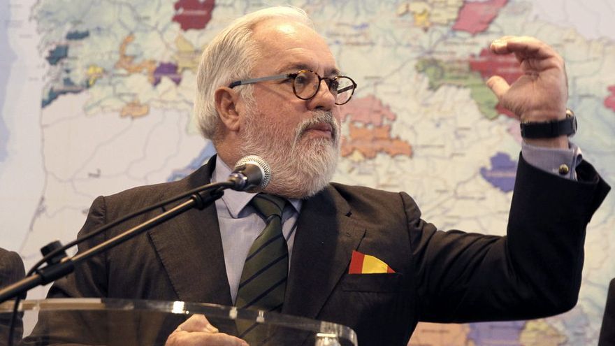 Cañete juega al despiste con su futuro