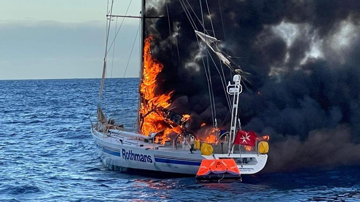 El velero al que prendió fuego uno de los narcos para tratar de escapar.