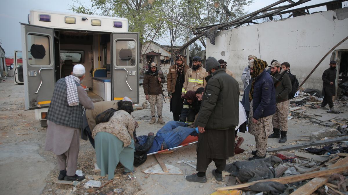 Víctimas de ataques aéreos paquistaníes son evacuadas del lugar, en Kabul, Afganistán.