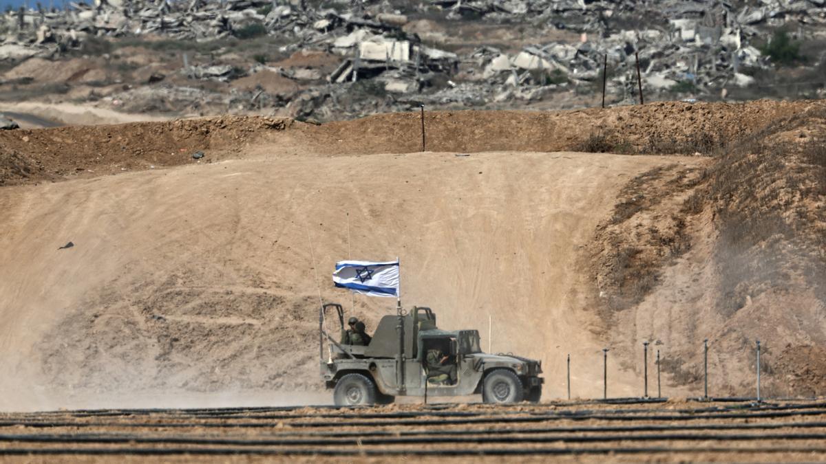 Israel ratifica el acuerdo de paz con Hamás, bombardea el sur de la Franja e inicia su repliegue