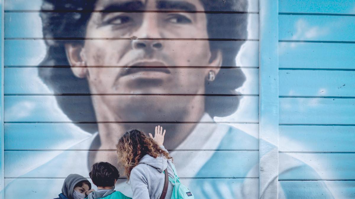 Un graffiti con el rostro de Maradona en Argentina.