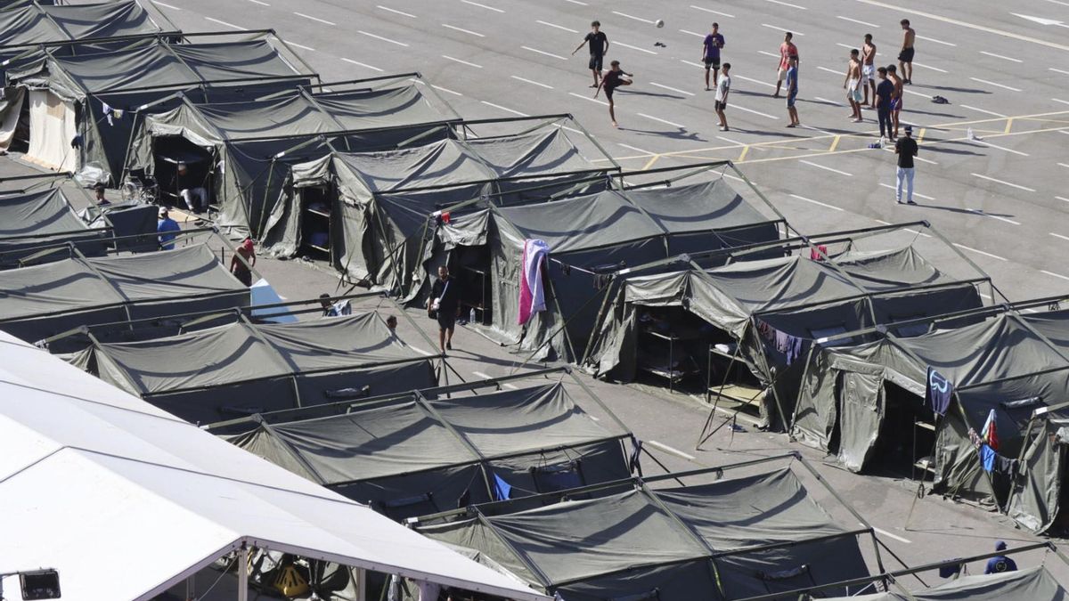 Vista de los terrenos cedidos para la instalación de un campamento temporal para migrantes en Ceuta.