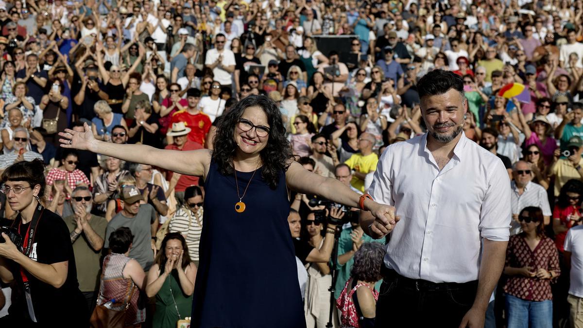 La exvicepresidenta del Gobierno valenciano Mónica Oltra y el portavoz de ERC en el Congreso, Gabriel Rufián, este viernes durante un acto conjunto en Valencia.