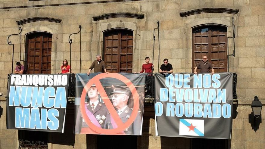 Acto del BNG en A Coruña ante la Casa Cornide, que pertenece a los herederos de Franco, este domingo.