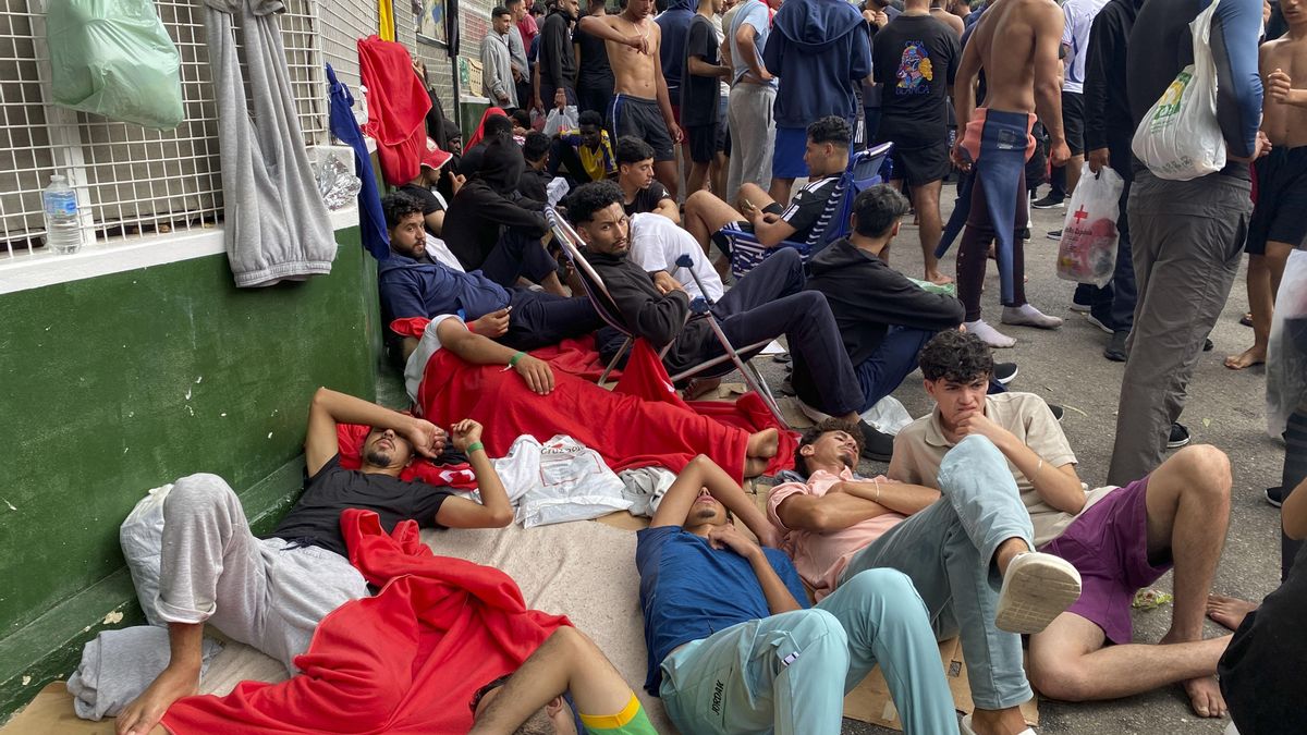 Más de 400 personas aguardan en las puertas del CETI de Ceuta.