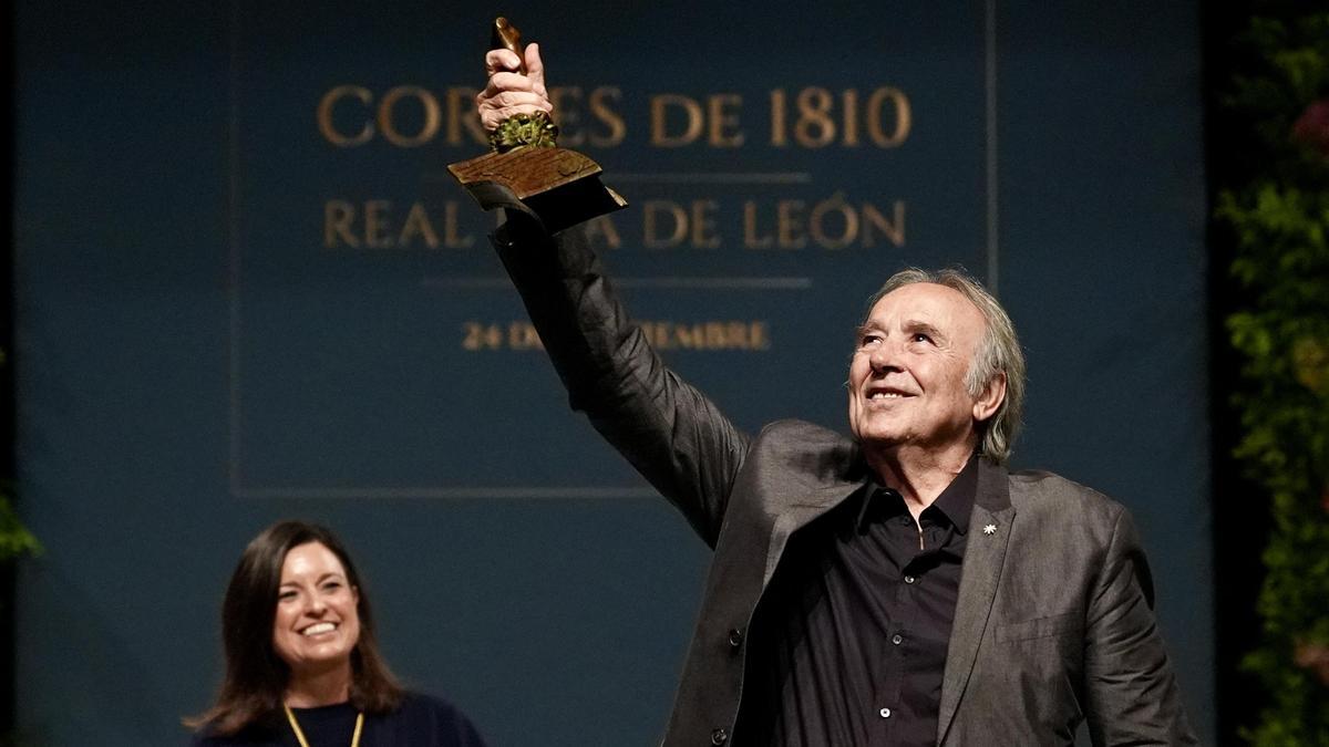 El cantante Joan Manuel Serrat tras recibir el XIV Premio Cortes de la Real Isla de León.