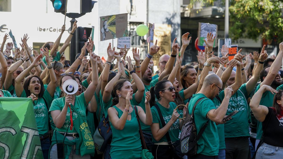 Miles de profesores protestan ante la consejería de Educación en el segundo día de huelga en Madrid