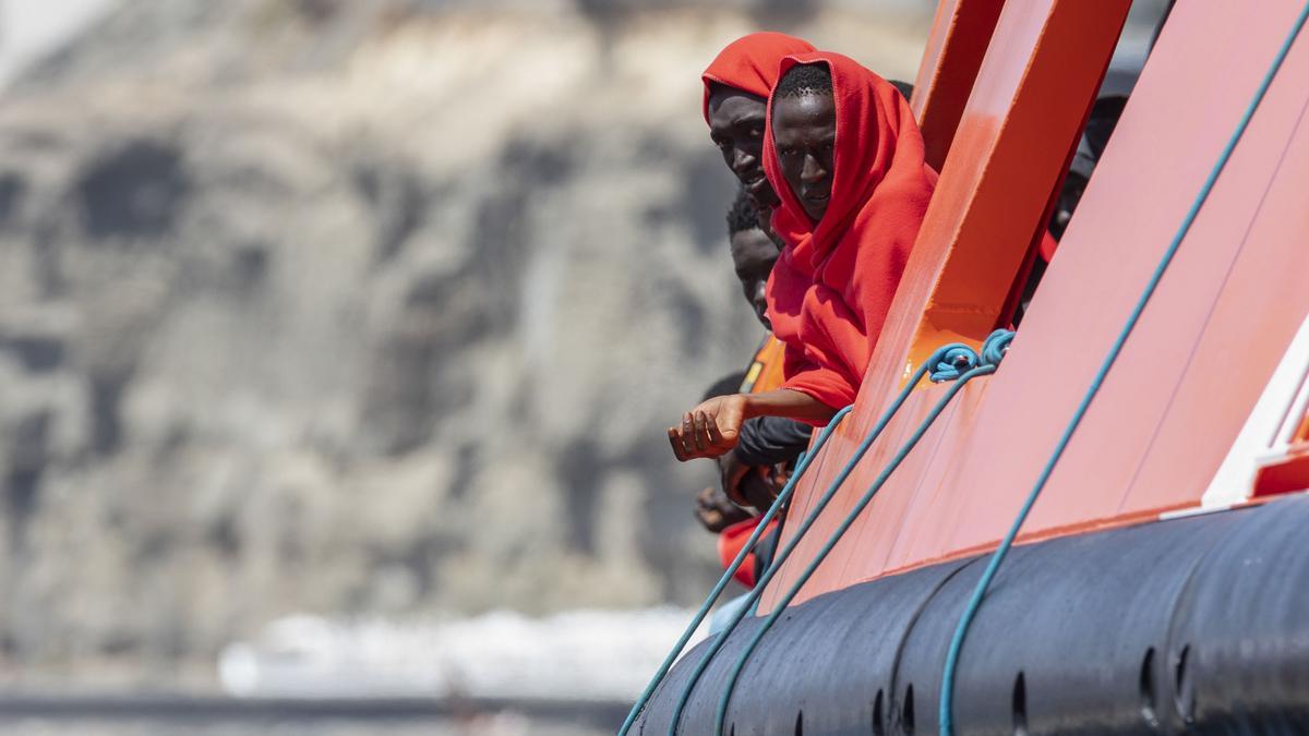 Llega a Gran Canaria el mayor cayuco registrado en la isla: 251 ocupantes, entre ellos más de un centenar de menores