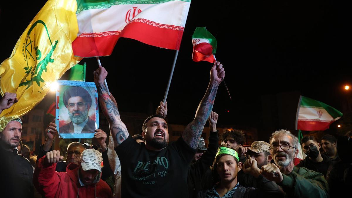 Ciudadanos salen a las calles de Teherán a celebrar el alto el fuego