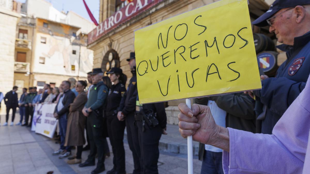 Minuto de silencio por el asesinato de una mujer por violencia de género, en la plaza de la Paz en Haro (La Rioja).
