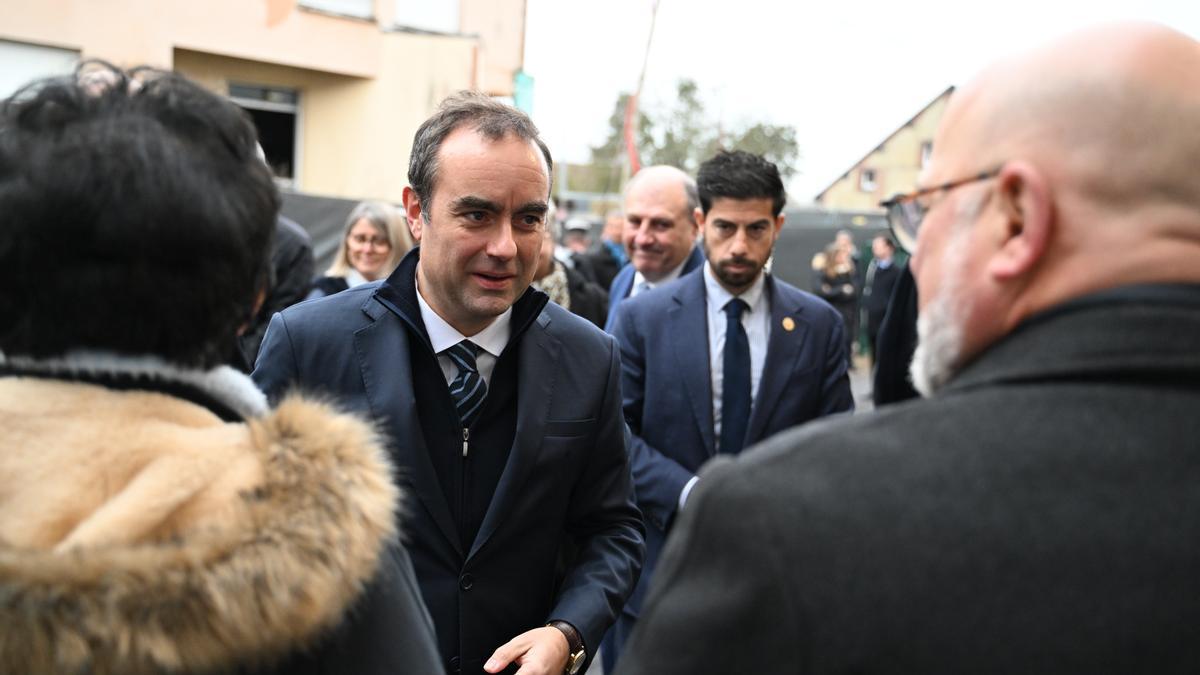 El primer ministro francés, Sébastien Lecornu, en la inauguración de la escuela Aurelie Aubert en Rugles.