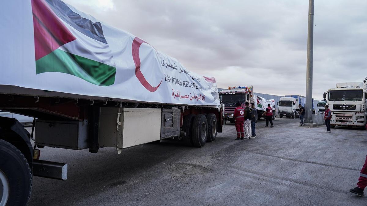 Camiones con ayuda humanitaria entran en la Franja de Gaza
