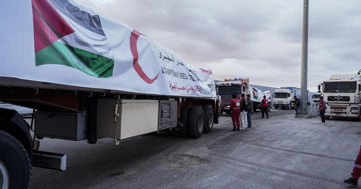 La ayuda humanitaria comienza a entrar en la Franja de Gaza procedente de Egipto