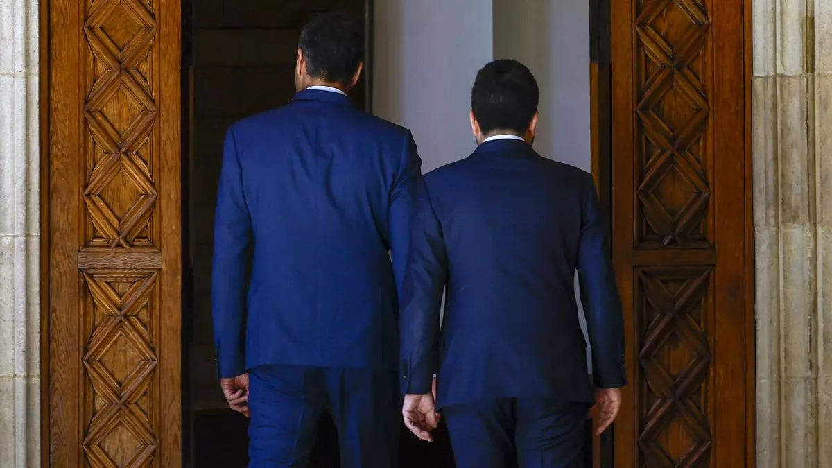 Pedro Sánchez se reúne con el presidente catalán en funciones, Pere Aragonès, este miércoles en el Palau de la Generalitat.