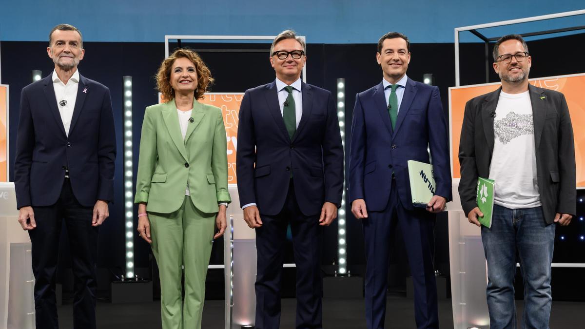 Los candidatos posan antes del debate del 17M.