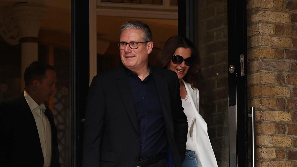 El primer ministro británico, Keir Starmer, y su esposa Victoria salen de un colegio electoral en Londres, Reino Unido.