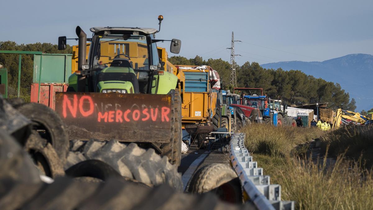 Cortes en la AP-7 a la altura de Pontós, Girona, por parte de agricultores y ganaderos en contra del acuerdo entre la UE y Mercosur.