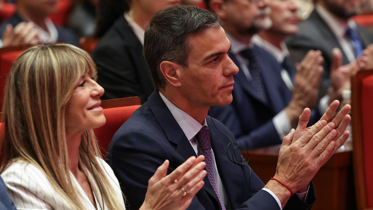 El presidente del Gobierno español, Pedro Sánchez, y su esposa, Begoña Gómez, en Pekín, China.