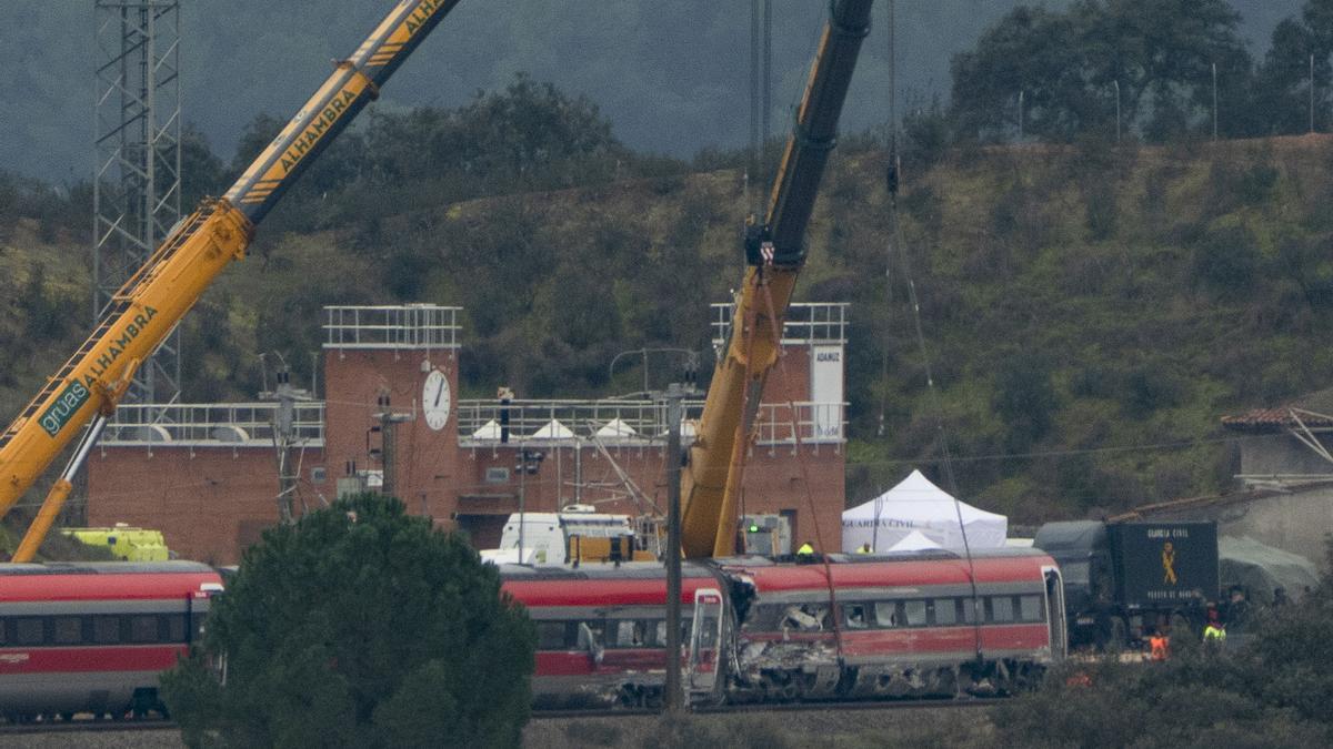 Las grúas trabajando en el convoy del tren Iryo involucrado en el accidente de Adamuz.