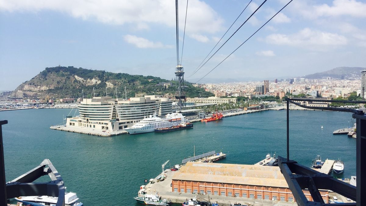 Un crucero atracado en el Puerto de Barcelona.