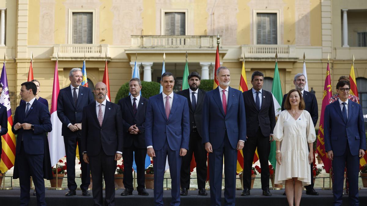 Foto de familia de la XXVIII Conferencia de Presidentes con Felipe VI, Pedro Sánchez y los líderes autonómicos.