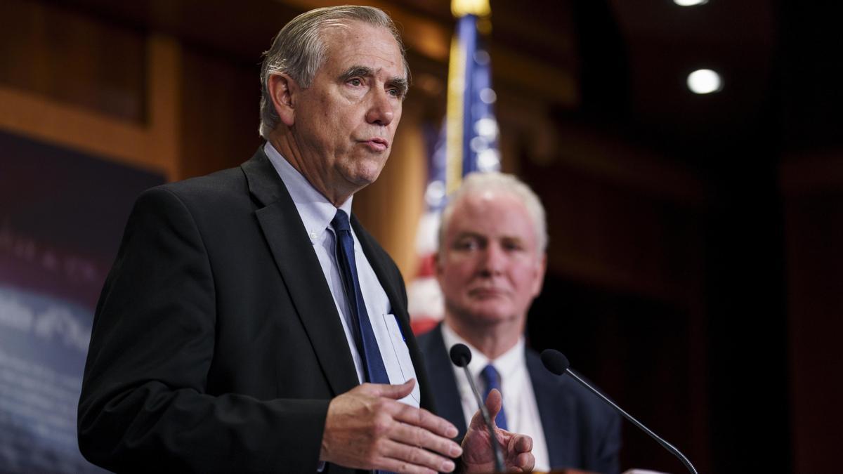El senador demócrata por Oregón Jeff Merkley y el senador demócrata por Maryland Chris Van Hollen ofrecen una conferencia de prensa en el Capitolio de los Estados Unidos.
