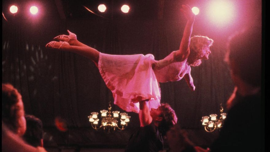 Patrick Swayze y Jennifer Grey en una escena de 'Dirty dancing' (Emile Ardolino, 1987).