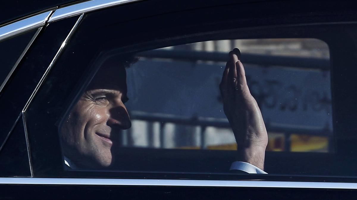 El presidente francés Emmanuel Macron saluda desde un automóvil durante una visita a Roma, Italia.