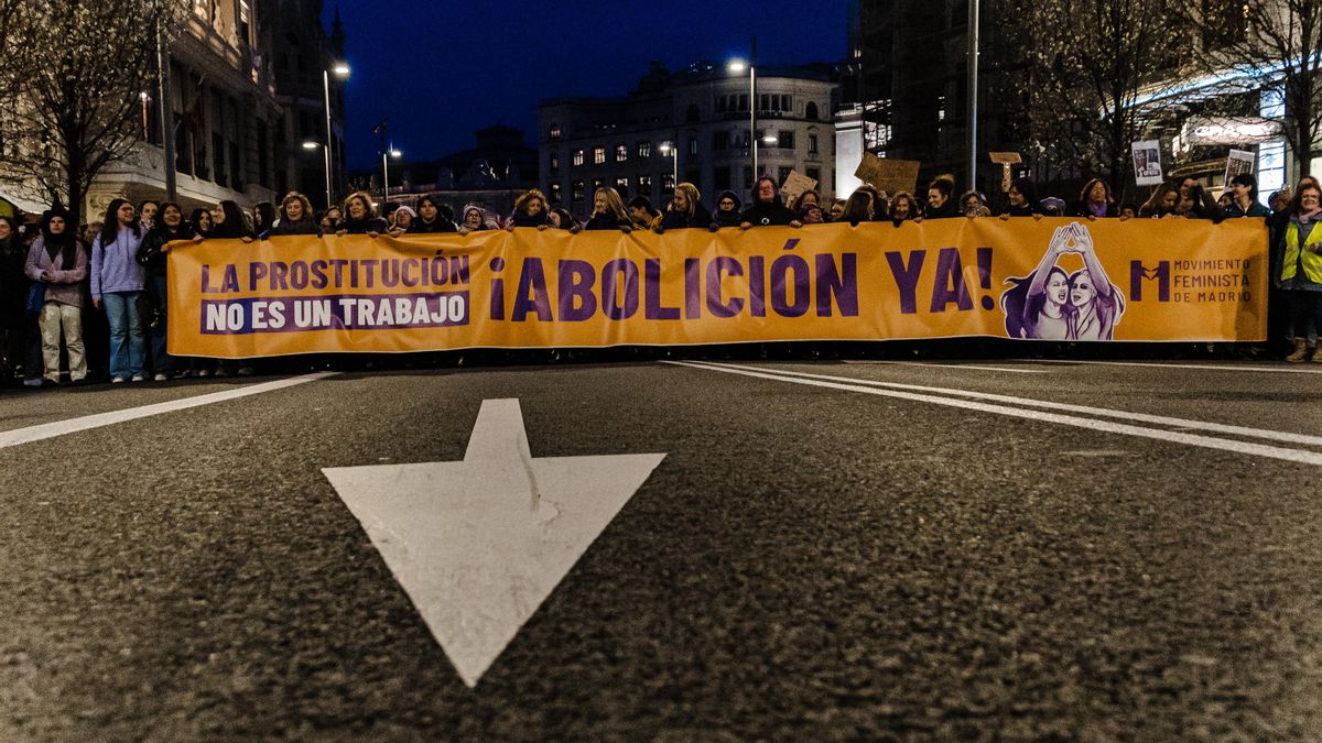 Pancarta por la abolición de la prostitución en la manifestación del Día de la Mujer de 2024.