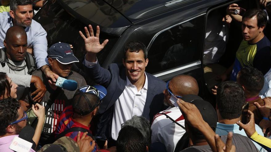 El presidente de la Asamblea Nacional de Venezuela, Juan Guaidó, saluda a simpatizantes durante una marcha contra el gobierno de Nicolás Maduro