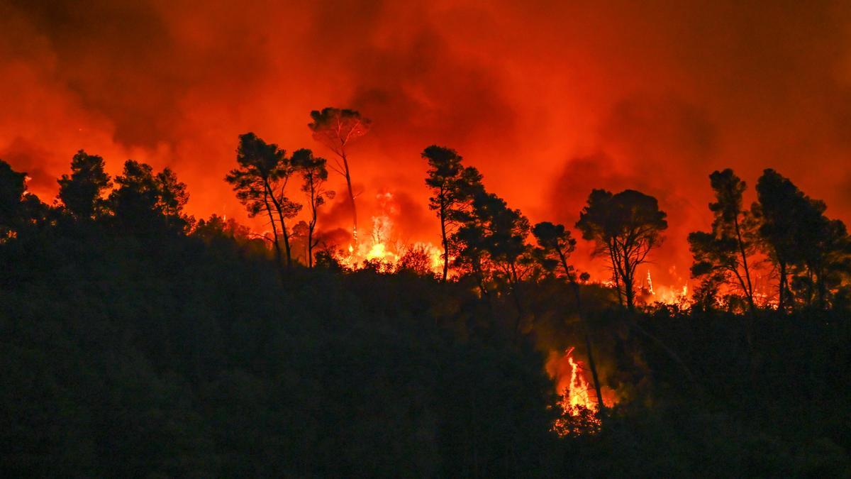 Llamas sin control en el incendio en Saint-Laurent-de-la-Cabrerisse, sur de Francia.