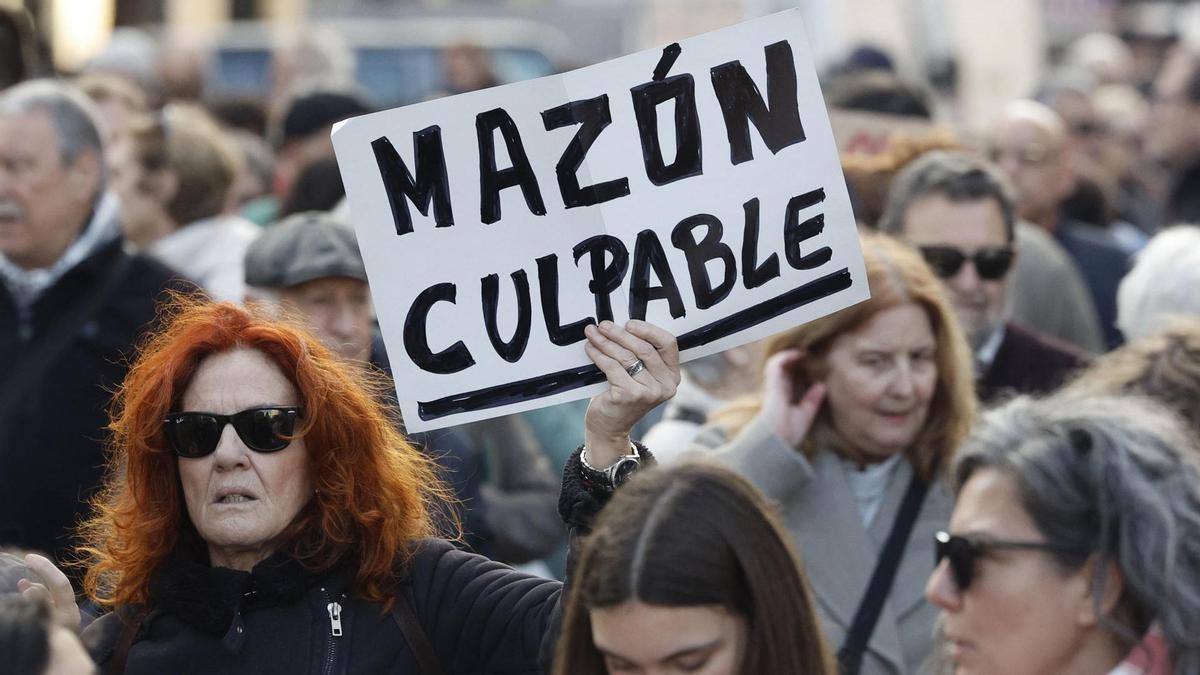 Vista de la manifestación de entidades sociales, cívicas y sindicales de la Comunitat Valenciana en la ciudad de València este domingo.