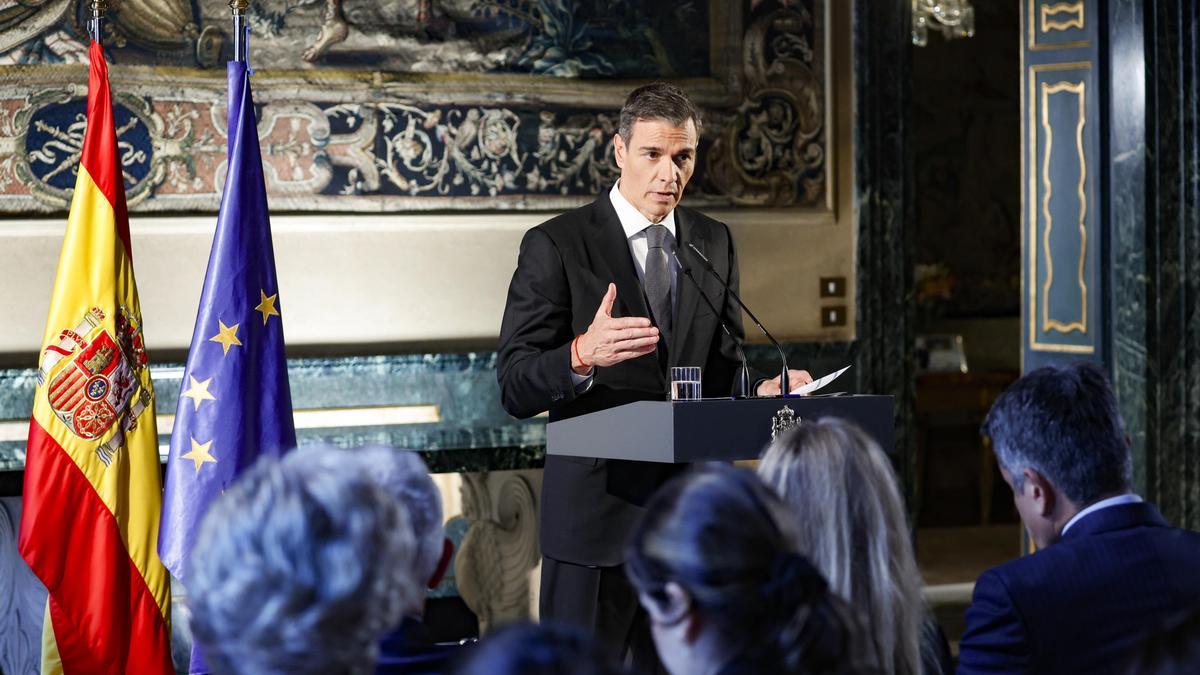 Pedro Sánchez, en su rueda de prensa en Roma tras ver al papa.