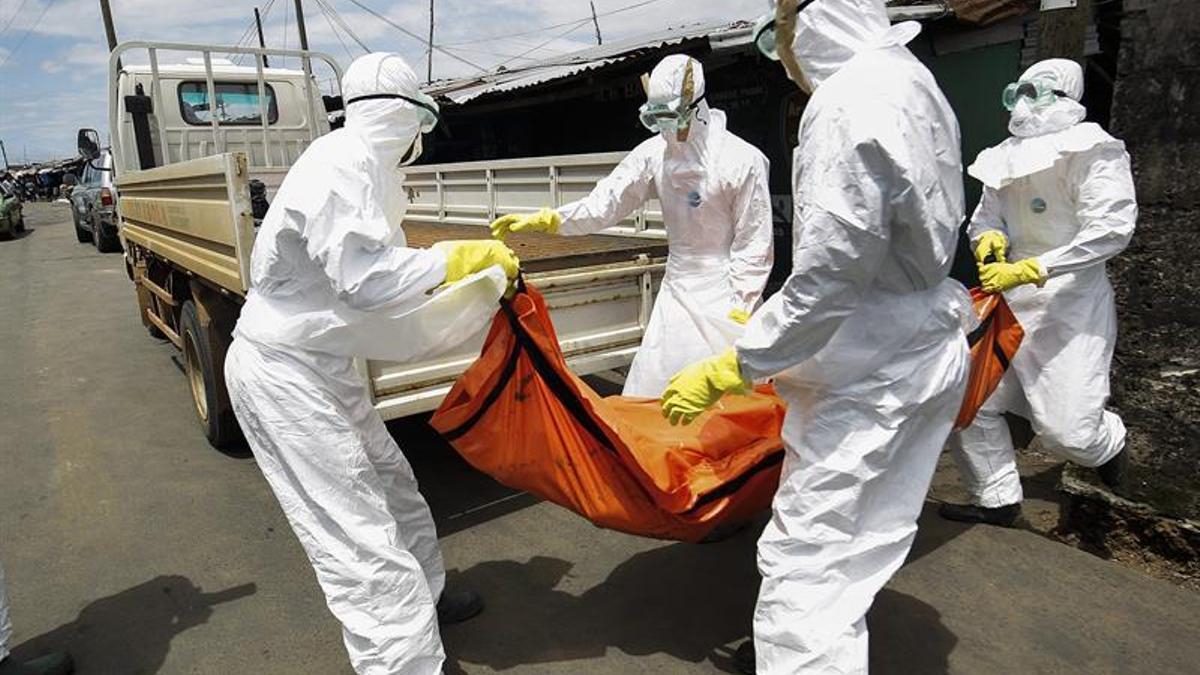 Miembros de Cruz Roja retiran en Monrovia (Liberia) el cadáver de una supuesta víctima del ébola.
