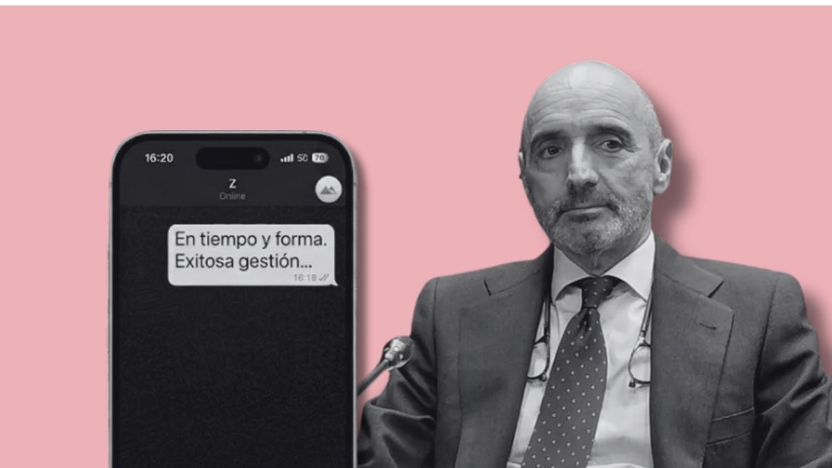 Julio Martínez Martínez con un fotomontaje de un móvil con el mensaje que recibió 31 de julio de 2021 del contacto "Z".