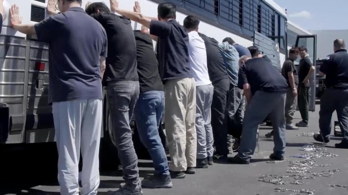 El Supremo avala las redadas antimigrantes en California de Trump, que las extiende ya a Chicago