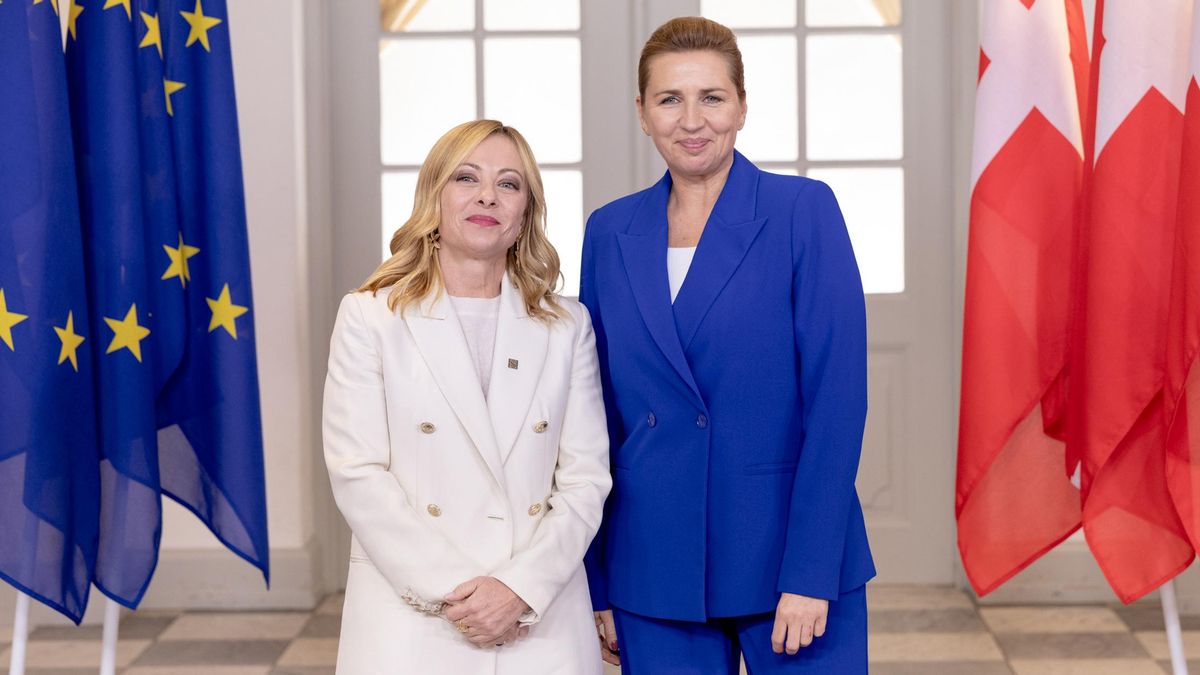 La primera ministra italiana, Giorgia Meloni, junto a la de Dinamarca, Mette Frerediksen, en una cumbre europea en octubre de 2025.