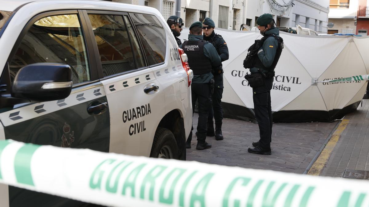 La Guardia Civil se persona este domingo en el lugar donde se ha cometido un asesinato de un menor de 13 años cometido ayer sábado por la tarde en la localidad valenciana de Sueca, después de que un hombre de 48 años se entregase en el cuartel de este municipio y confesase el crimen.