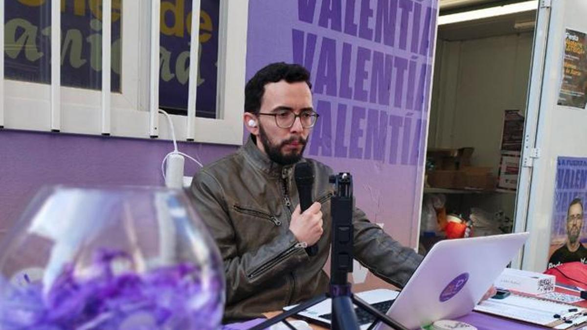 Miguel Ángel Llamas en una mesa informativa de Podemos
